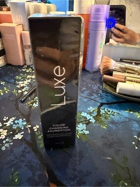 Luxe Color Changing Foundation - Black Box medium NWT